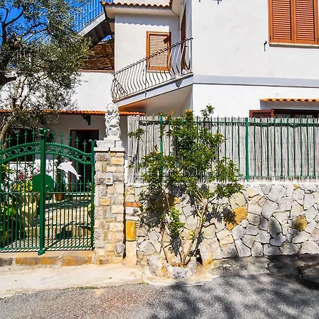 Hillside Retreat * ماسّا لوبْرينسِ