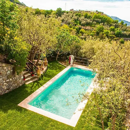 فيلة Hillside Retreat ماسّا لوبْرينسِ