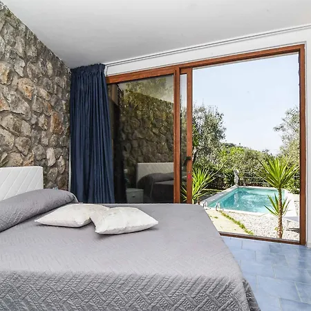 Villa Hillside Retreat