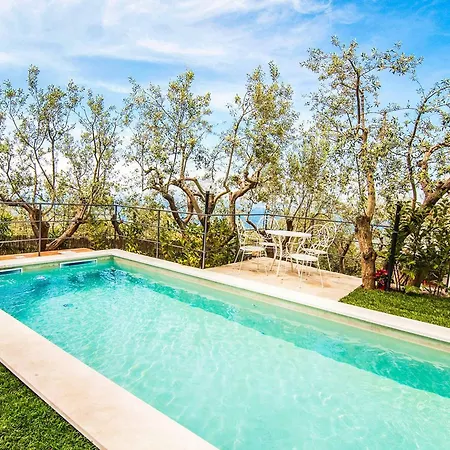 Villa Hillside Retreat *